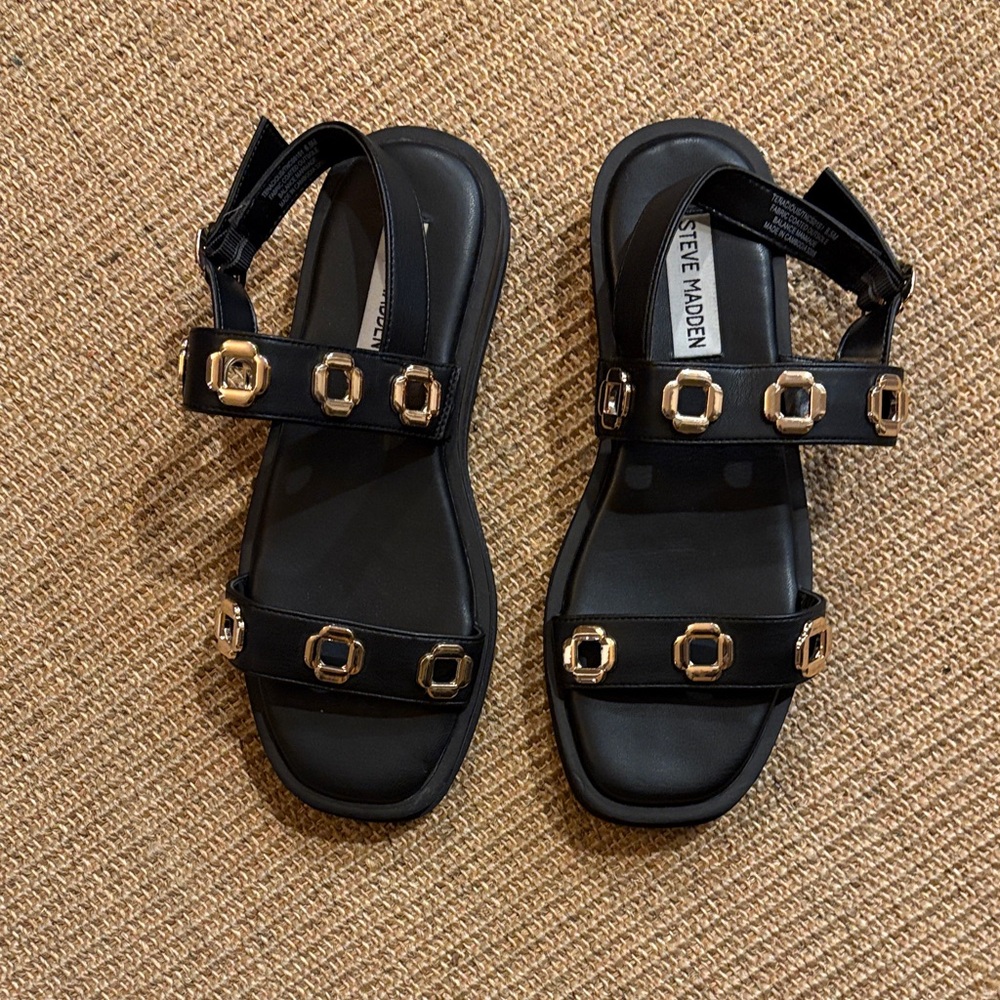 📌 Steve Madden Tenacious Flatform Faux Leather Black Sandals Gold Details 6.5